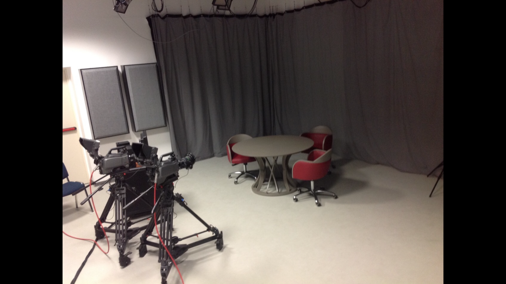 Studio Interviuri, fără demolarea pardoselei anterioare ,acoperit cu rășină epoxidice auto nivelata cu grosimea de 3 mm ,mată , RAL 7035 .Locația FAO , Roma, Italia 